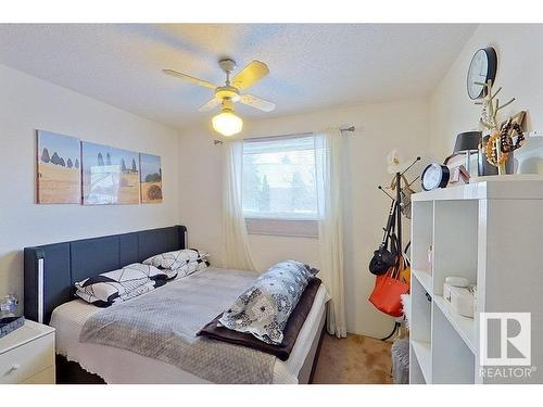 9422 132 Avenue, Edmonton, AB - Indoor Photo Showing Bedroom