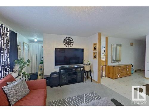 9422 132 Avenue, Edmonton, AB - Indoor Photo Showing Living Room