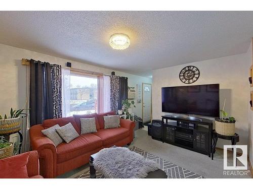 9422 132 Avenue, Edmonton, AB - Indoor Photo Showing Living Room