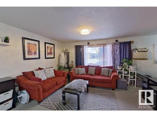 9422 132 Avenue, Edmonton, AB - Indoor Photo Showing Living Room