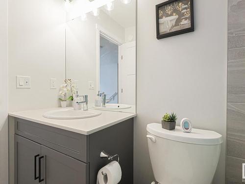 15824 30 Avenue Sw, Edmonton, AB - Indoor Photo Showing Bathroom