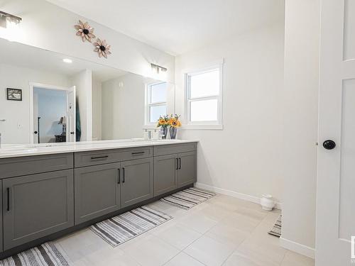 15824 30 Avenue Sw, Edmonton, AB - Indoor Photo Showing Bathroom