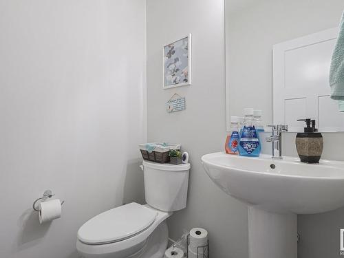 15824 30 Avenue Sw, Edmonton, AB - Indoor Photo Showing Bathroom