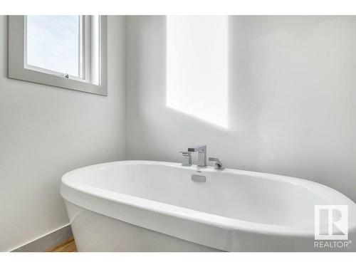 11442 70 Street, Edmonton, AB - Indoor Photo Showing Bathroom