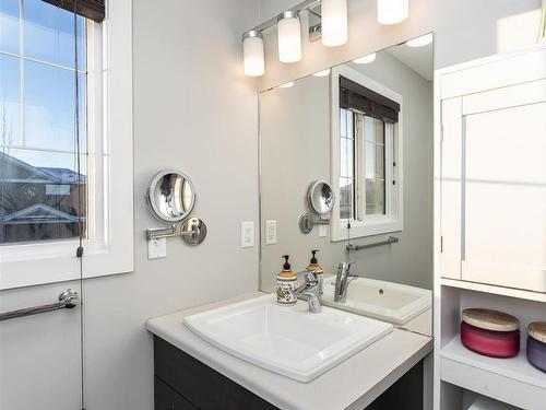 16712 15 Avenue, Edmonton, AB - Indoor Photo Showing Bathroom