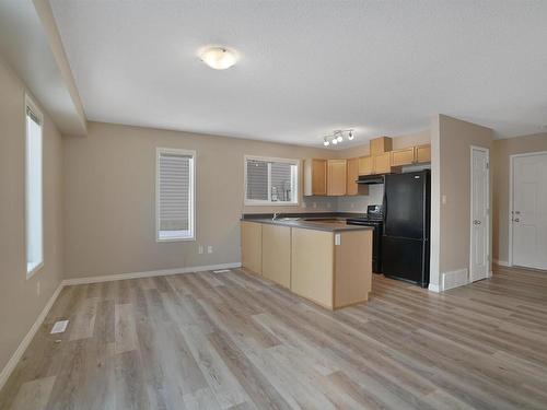 41 130 Hyndman Crescent, Edmonton, AB - Indoor Photo Showing Kitchen