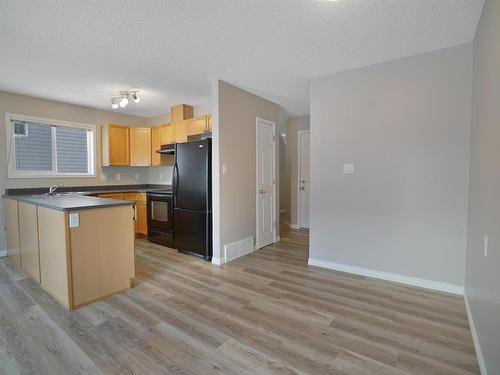 41 130 Hyndman Crescent, Edmonton, AB - Indoor Photo Showing Kitchen