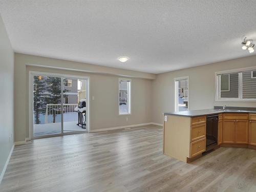 41 130 Hyndman Crescent, Edmonton, AB - Indoor Photo Showing Living Room