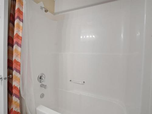 41 130 Hyndman Crescent, Edmonton, AB - Indoor Photo Showing Bathroom