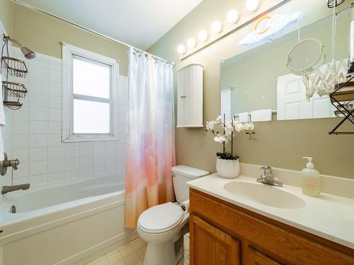 9848 87 Avenue, Edmonton, AB - Indoor Photo Showing Bathroom