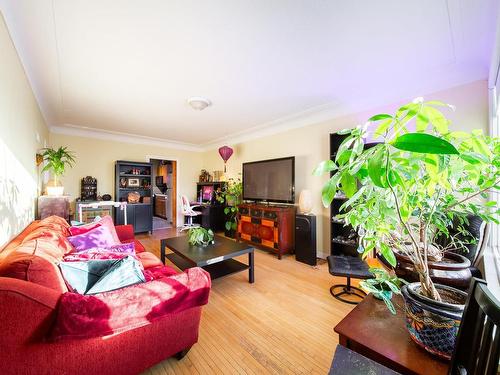 9848 87 Avenue, Edmonton, AB - Indoor Photo Showing Living Room