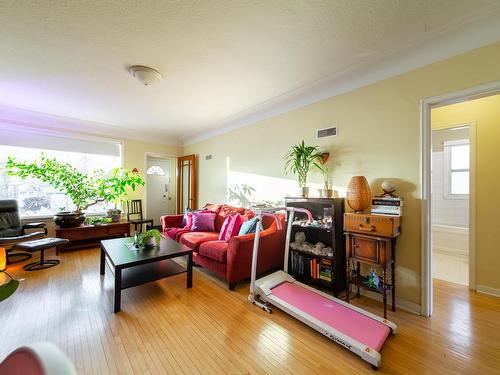 9848 87 Avenue, Edmonton, AB - Indoor Photo Showing Living Room