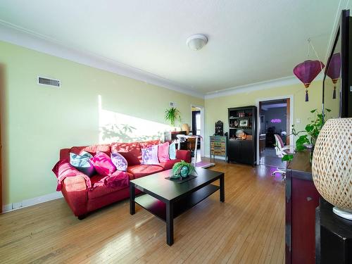 9848 87 Avenue, Edmonton, AB - Indoor Photo Showing Living Room