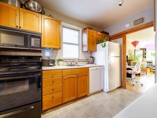 9848 87 Avenue, Edmonton, AB - Indoor Photo Showing Kitchen