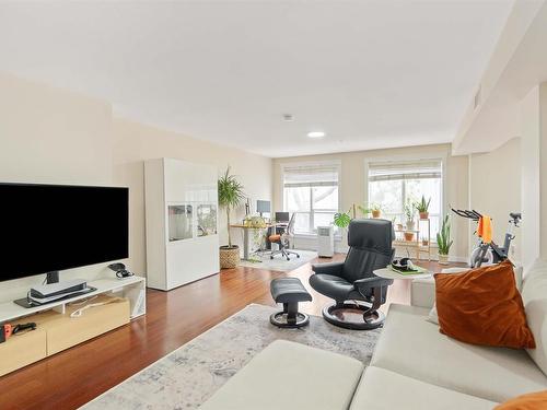 201 10154 103 Street, Edmonton, AB - Indoor Photo Showing Living Room