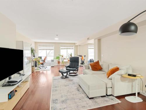 201 10154 103 Street, Edmonton, AB - Indoor Photo Showing Living Room