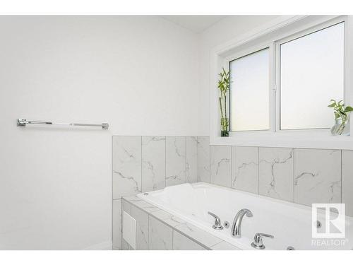 9316 206 Nw, Edmonton, AB - Indoor Photo Showing Bathroom