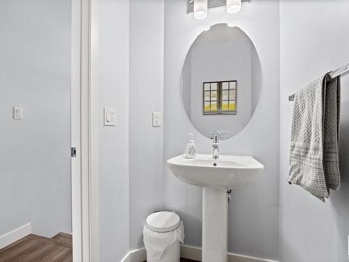 7536 Elmer Bend Bend, Edmonton, AB - Indoor Photo Showing Bathroom