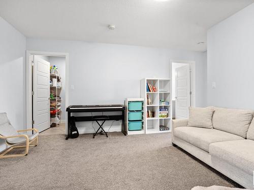 7536 Elmer Bend Bend, Edmonton, AB - Indoor Photo Showing Living Room