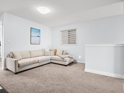 7536 Elmer Bend Bend, Edmonton, AB - Indoor Photo Showing Living Room