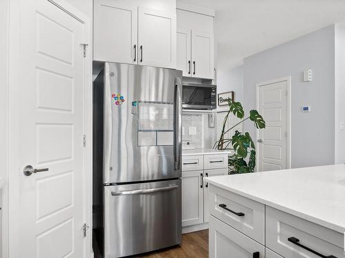 7536 Elmer Bend Bend, Edmonton, AB - Indoor Photo Showing Kitchen