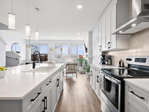 7536 Elmer Bend Bend, Edmonton, AB - Indoor Photo Showing Kitchen With Upgraded Kitchen