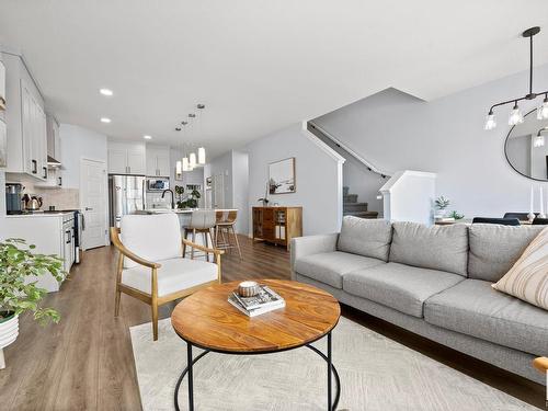 7536 Elmer Bend Bend, Edmonton, AB - Indoor Photo Showing Living Room