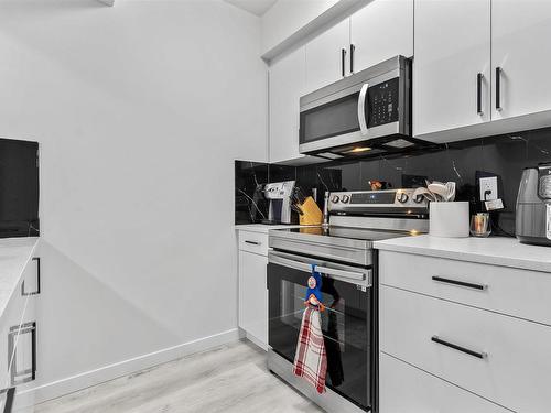 1572 Esaiw Place, Edmonton, AB - Indoor Photo Showing Kitchen