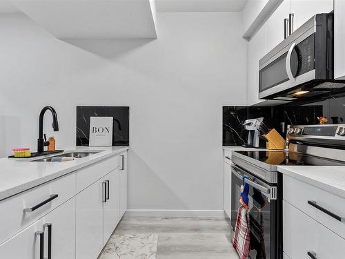 1572 Esaiw Place, Edmonton, AB - Indoor Photo Showing Kitchen