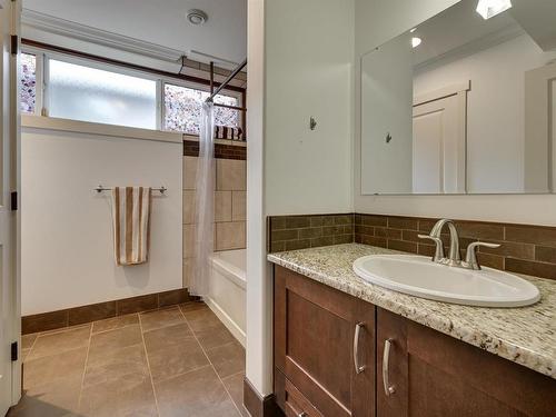 13850 Ravine Drive, Edmonton, AB - Indoor Photo Showing Bathroom