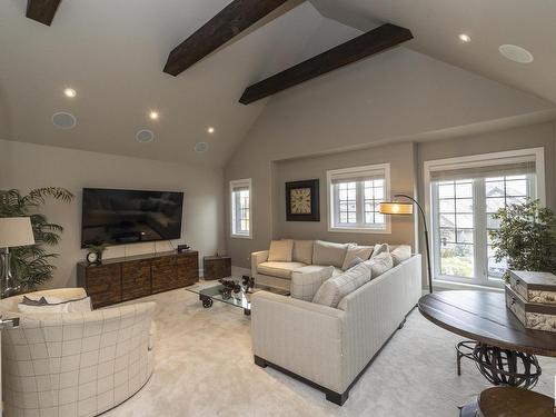 605 Howatt Drive, Edmonton, AB - Indoor Photo Showing Living Room