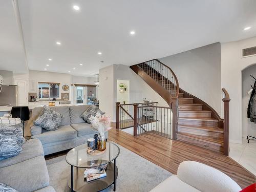 9211 98 Ave, Edmonton, AB - Indoor Photo Showing Living Room