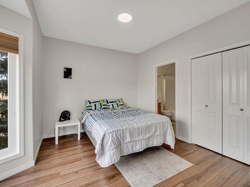 9211 98 Ave, Edmonton, AB - Indoor Photo Showing Bedroom