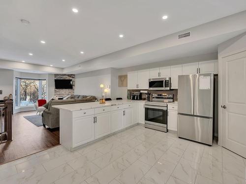 9211 98 Ave, Edmonton, AB - Indoor Photo Showing Kitchen