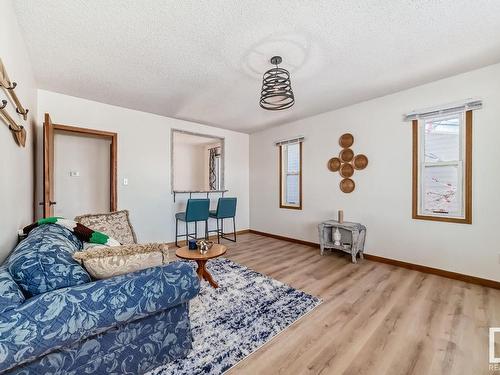 4237 117 Avenue, Edmonton, AB - Indoor Photo Showing Living Room