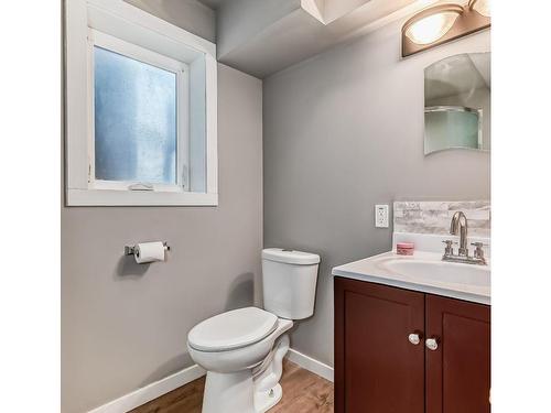 4237 117 Avenue, Edmonton, AB - Indoor Photo Showing Bathroom