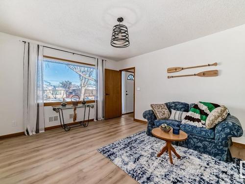 4237 117 Avenue, Edmonton, AB - Indoor Photo Showing Living Room