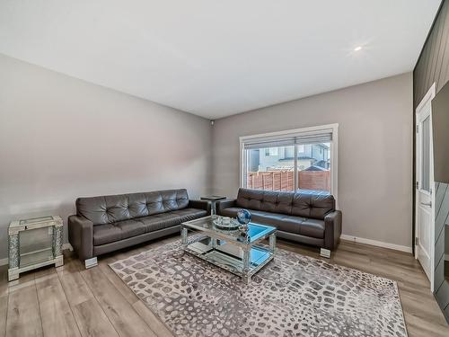 2320 Kelly Circle Circle, Edmonton, AB - Indoor Photo Showing Living Room