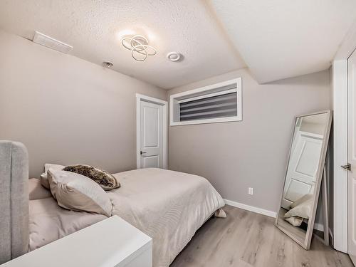 2320 Kelly Circle Circle, Edmonton, AB - Indoor Photo Showing Bedroom