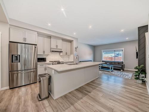 2320 Kelly Circle Circle, Edmonton, AB - Indoor Photo Showing Kitchen With Upgraded Kitchen