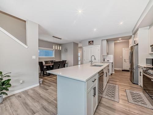 2320 Kelly Circle Circle, Edmonton, AB - Indoor Photo Showing Kitchen