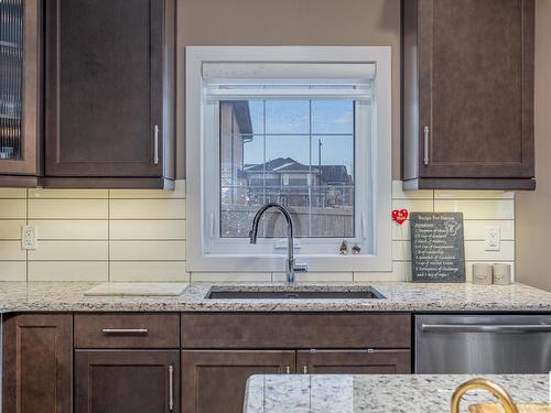 3704 Kidd Crescent, Edmonton, AB - Indoor Photo Showing Kitchen