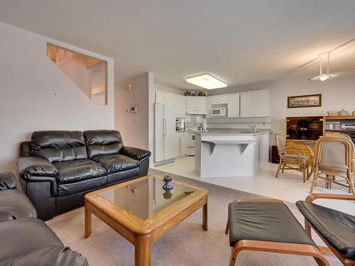 12 882 Ryan Place, Edmonton, AB - Indoor Photo Showing Living Room