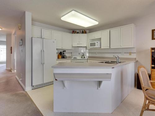 12 882 Ryan Place, Edmonton, AB - Indoor Photo Showing Kitchen