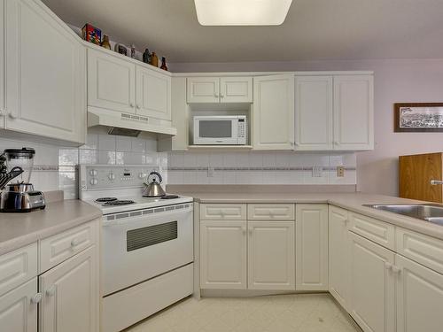 12 882 Ryan Place, Edmonton, AB - Indoor Photo Showing Kitchen