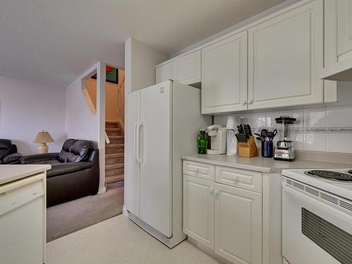 12 882 Ryan Place, Edmonton, AB - Indoor Photo Showing Kitchen