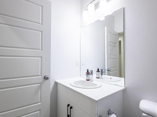 5016 Kinney Link, Edmonton, AB - Indoor Photo Showing Bathroom