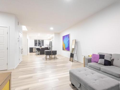 5016 Kinney Link, Edmonton, AB - Indoor Photo Showing Living Room