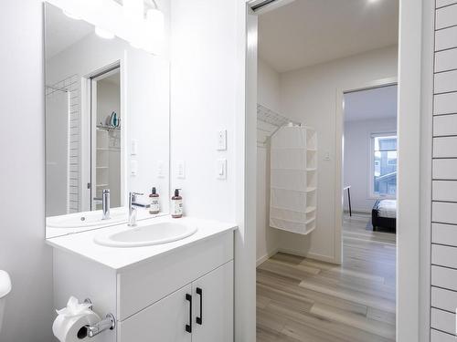 5016 Kinney Link, Edmonton, AB - Indoor Photo Showing Bathroom