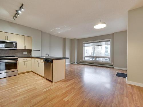 1005 10136 104 Street, Edmonton, AB - Indoor Photo Showing Kitchen